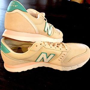 New Balance woman’s size 9.5 . Never worn .